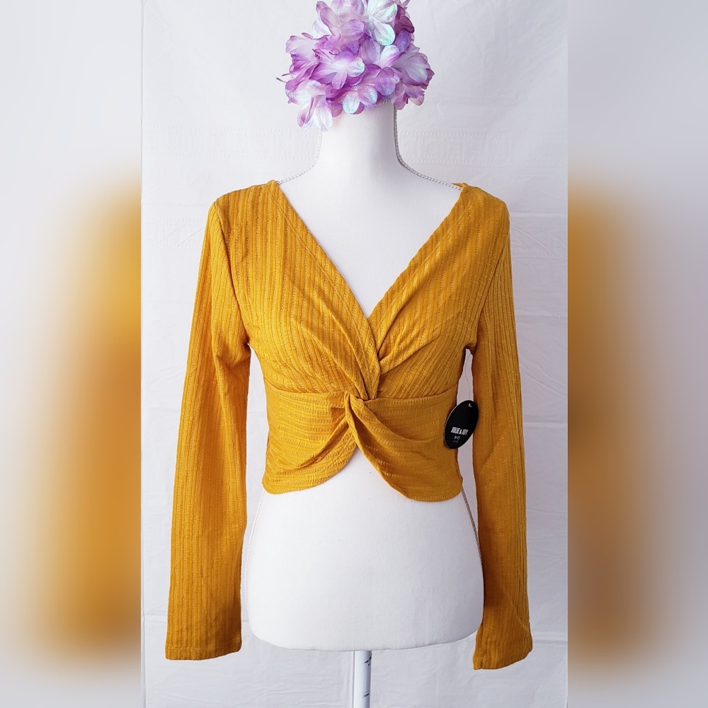 JOLIE & JOY Twisted Long Sleeve Crop Top